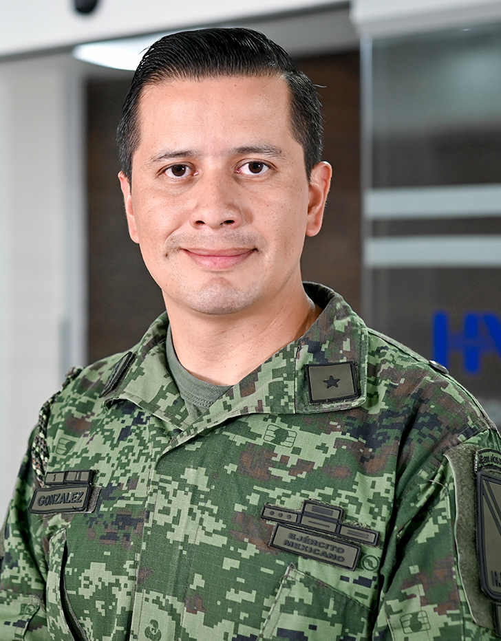Es la foto de perfil de un ortopedista y traumatólogo en Ciudad de México de Hospital Angeles Santa Mónica. Usa un uniforme militar. Tiene el cabello negro. Está sonriendo.