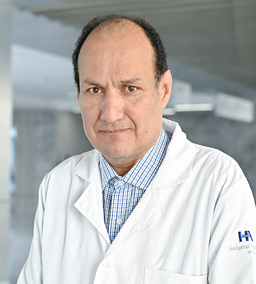 Es la foto de perfil de un internista en Querétaro de Hospital Angeles Centro Sur. Usa una camisa negra con cuadros blancos y una corbata negra con lunares verde oscuro.