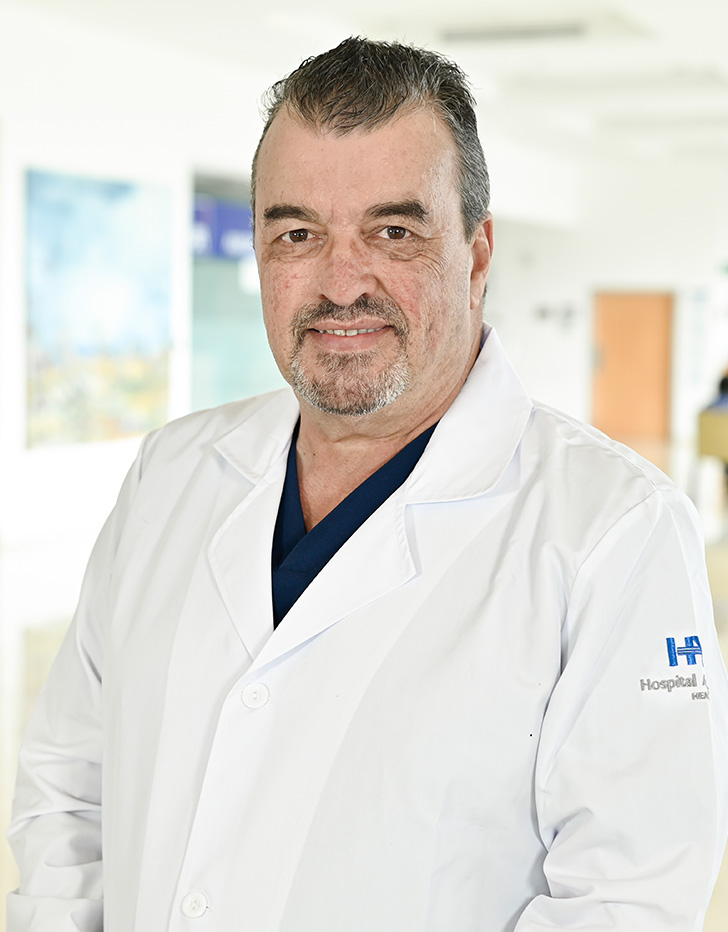 Es la foto de perfil de un urólogo en Xalapa de Hospital Angeles.