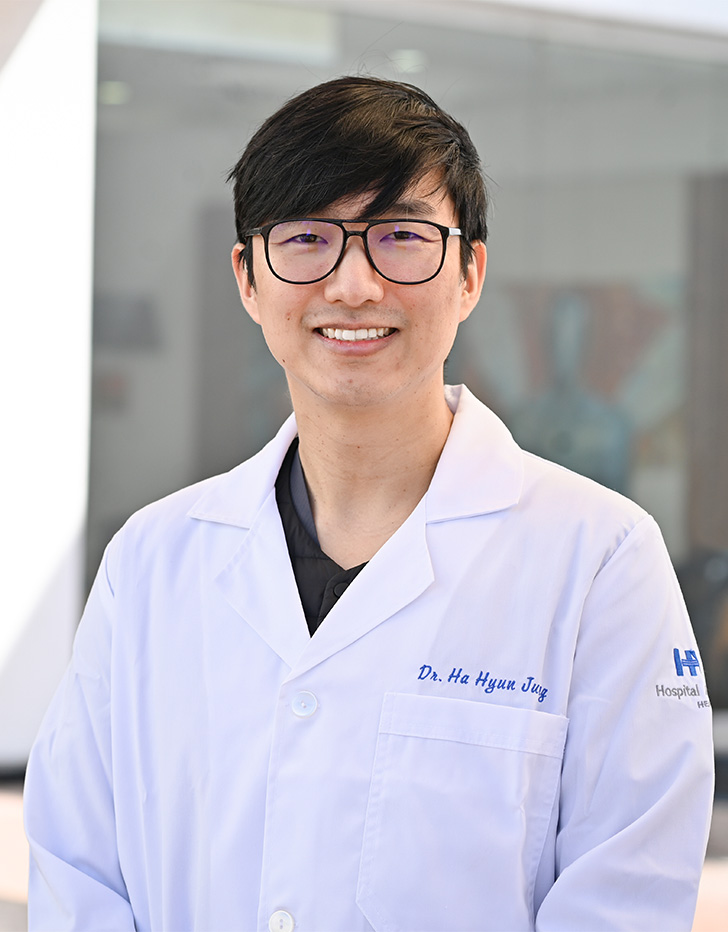 Es la foto de perfil de un ortopedista y traumatólogo en Tijuana de Hospital Angeles Tijuana. Usa una bata blanca. Tiene el cabello negro y usa lentes.