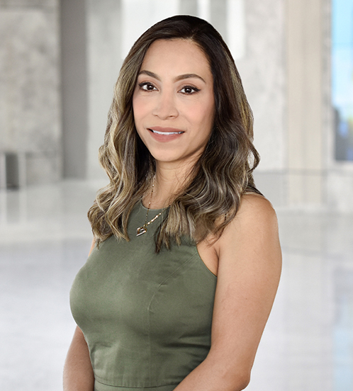 Es la foto de perfil de una cirujana general en Querétaro de Hospital Angeles Centro Sur. Usa una blusa de color verde olivo, collar dorado y cabello mediano con luces rubias.