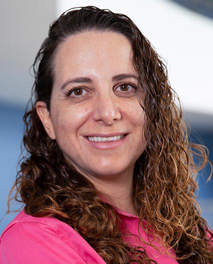 Es la foto de perfil de una licenciada en nutriología en Huixquilucan de Hospital Angeles Lomas. Utiliza una blusa rosa mexicano, cabello rizado y castaño.