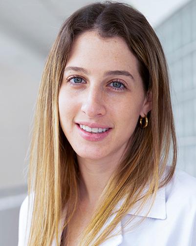 Es la foto de perfil de una licenciada en nutriología en Huixquilucan de Hospital Angeles Lomas. La doctora viste una bata blanca, es de tez blanca, ojos claros y cabello rubio.