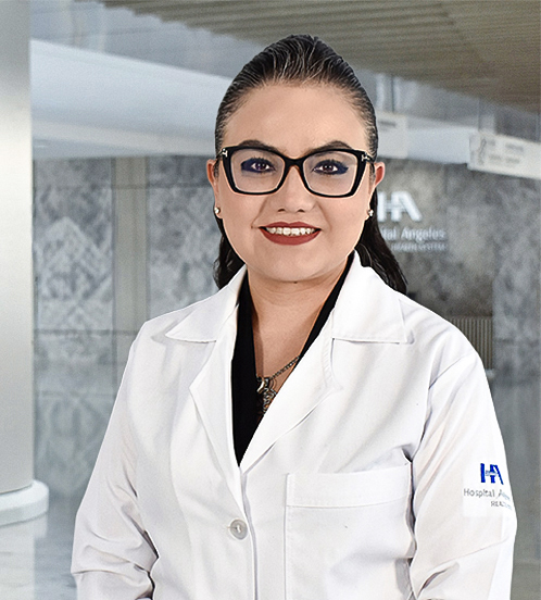 Es la foto de perfil de una médica en medicina crítica en Querétaro de Hospital Angeles Centro-sur.Usa una bata blanca con un uniforme médico color azul oscuro. Tiene el cabello medio recogido y lacio de color café. Usa lentes.