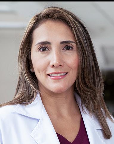 Es la foto de perfil de una oftalmóloga en Huixquilucan de Hospital Angeles Lomas. La doctora usa una bata blanca con una blusa vino, tiene el cabello largo y castaño claro.