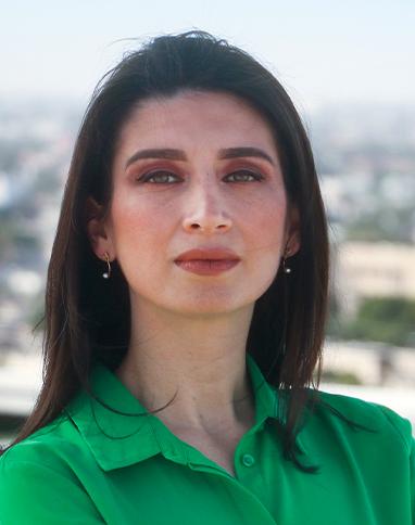 Es la foto de perfil de una geriatra en Torreón de Hospital Angeles. Usa una blusa color verde. Tiene el cabello corto y de color café oscuro