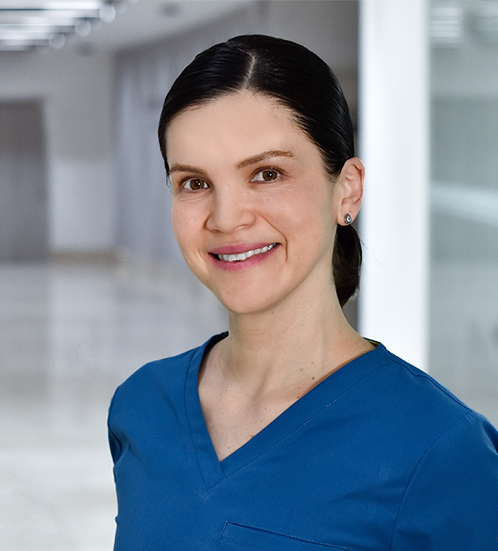 Es la foto de perfil de una cirujana oncológica en Huixquilucan de Hospital Angeles Lomas. La doctora usa un uniforme azul marino, tiene el cabello largo negro y tez blanca.