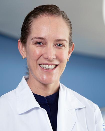 Es la foto de perfil de una oftalmóloga en Huixquilucan de Hospital Angeles Lomas. La doctora usa una bata blanca con una blusa negra y tiene una coleta.