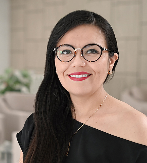 Es la foto de perfil de una ginecóloga y obstetra en Querétaro de Hospital Angeles Centro Sur. Tiene cabello largo negro, una blusa corte imperial negra y un collar dorado.