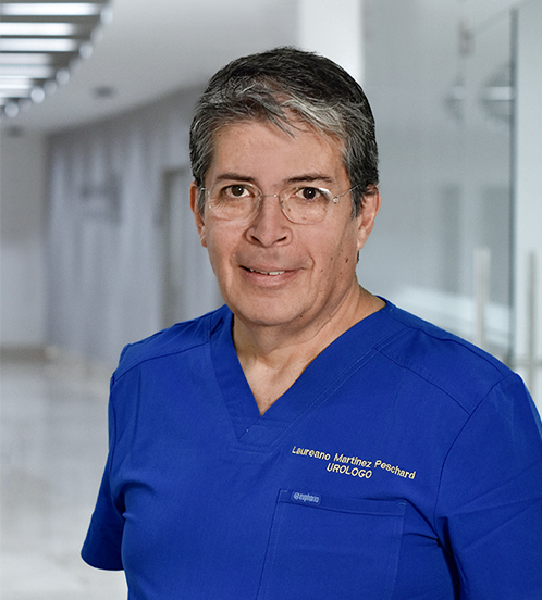 Es la foto de perfil de un urólogo en Huixquilucan de Hospital Angeles Lomas. Usa un uniforme color azul, tiene lentes y el cabello canoso.