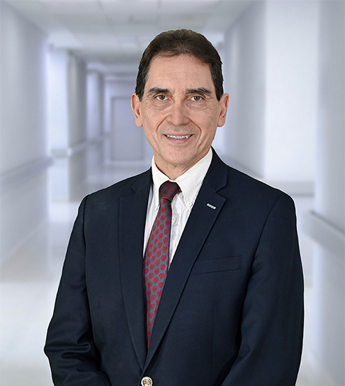 Es la foto de perfil de un cardiólogo en Ciudad Juárez de Hospital Angeles Ciudad Juárez. Trae puesto un saco gris oscuros con una camisa gris claro y una corbata roja.