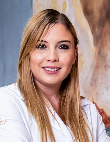 Es la foto de perfil de una genetista en León de Hospital Angeles León. La doctora tiene una bata blanca, el cabello largo, lacio y rubio.