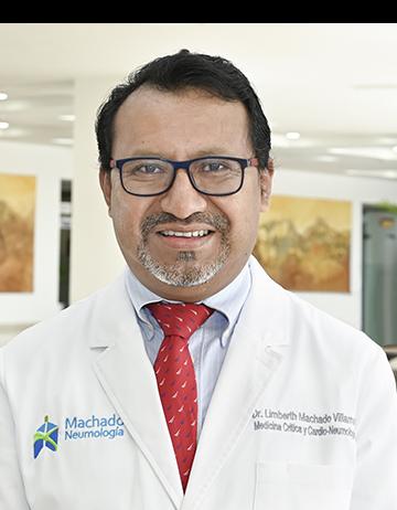 Es la foto de perfil de un especialista en medicina crítica en Ciudad Juárez de Hospital Angeles Ciudad Juárez. Utiliza una bata blanca con camisa y corbata roja. Utiliza lentes y tiene el cabello oscuro.