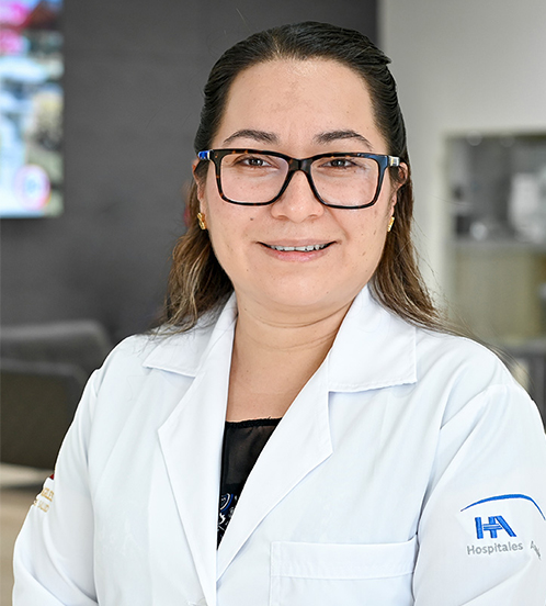 Es la foto de perfil de una médica internista en San Luis Potosí de Hospital Angeles. Usa una bata blanca con una blusanegra. Tiene el cabello en media cola y lo tiene lacio. Usa lentes.