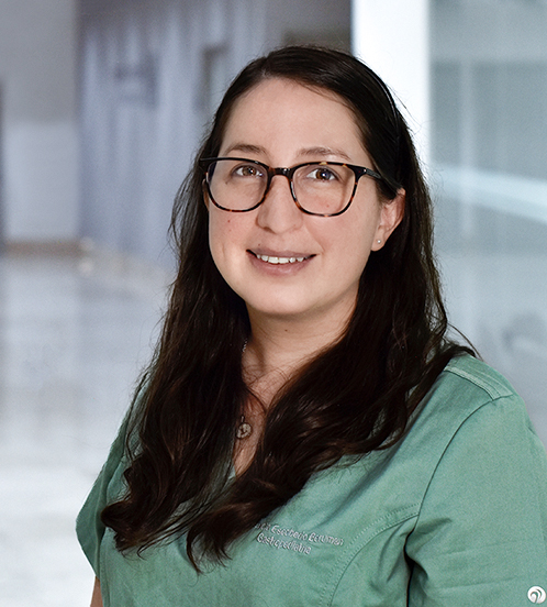 Es la foto de perfil de una pediatra especialista en gastroenterología pediátrica en Huixquilucan de Hospital Angeles Lomas. La doctora tiene el cabello negro y largo y usa lentes cuadrados con monutra negra. 