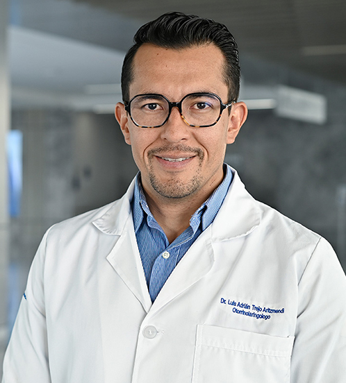 Es la foto de perfil de un otorrinolaringólogo en Querétaro de Hospital Angeles Centro Sur. Usa un uniforme azul marino y tiene lentes con marco negro.