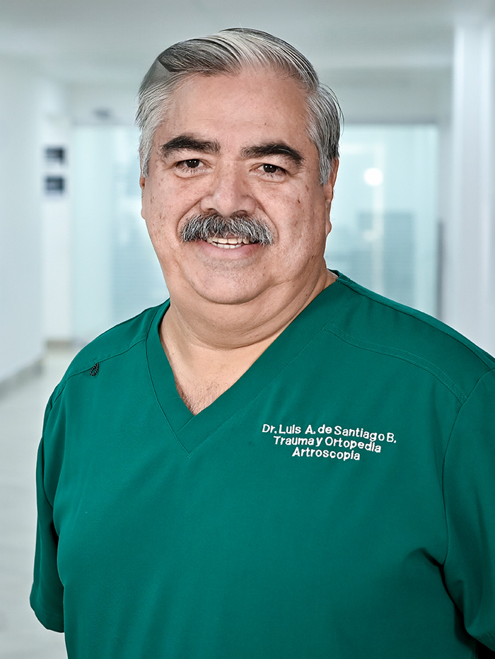 Es la foto de perfil de un ortopedista y traumatólogo en Guadalajara de Hospital Angeles Del Carmen. Utiliza una bata blanca, tiene el cabello canoso, bigote y una camisa blanca con corbata roja.