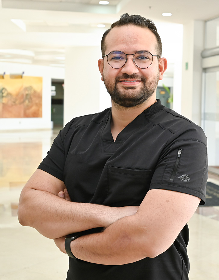 Es la foto de perfil de un ortopedista y traumatólogo en Ciudad Juárez de Hospital Angeles Ciudad Juárez. Tiene un uniforme negro.