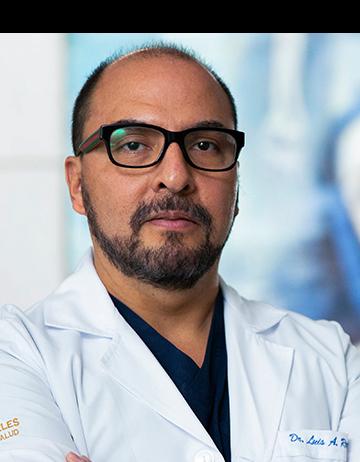 Es la foto de perfil de un urólogo en Ciudad de México de Hospital Angeles Universidad. Usa una bata blanca con un uniforme médico negro. Tiene el cabello y barba negro. Usa unos lentes.