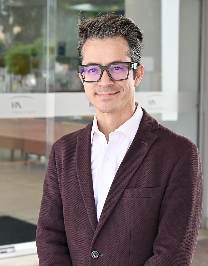 Es la foto de perfil de un cirujano plástico en Tijuana de Hospital Angeles.