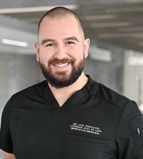 Es la foto de perfil de un cirujano general en Querétaro de Hospital Angeles Centro Sur. El doctor usa uniforme de color negro, está sonriendo y tiene barba.