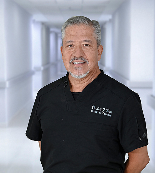 Es la foto de perfil de un ortopedista y traumatólogo en Ciudad Juárez de Hospital Angeles Ciudad Juárez. Utiliza un uniforme negro, está sonriendo y tiene el cabello canoso.
