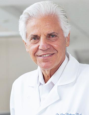 Es la foto de perfil de un gastroenterólogo especialista en endoscopía en Huixquilucan de Hospital Angeles Lomas. Usa una bata blanca con camisa y está sonriendo. 