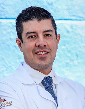 Es la foto de perfil de un ortopedista y traumatólogo en León de Hospital Angeles León. Utiliza una bata blanca, camisa blanca y corbata azul.