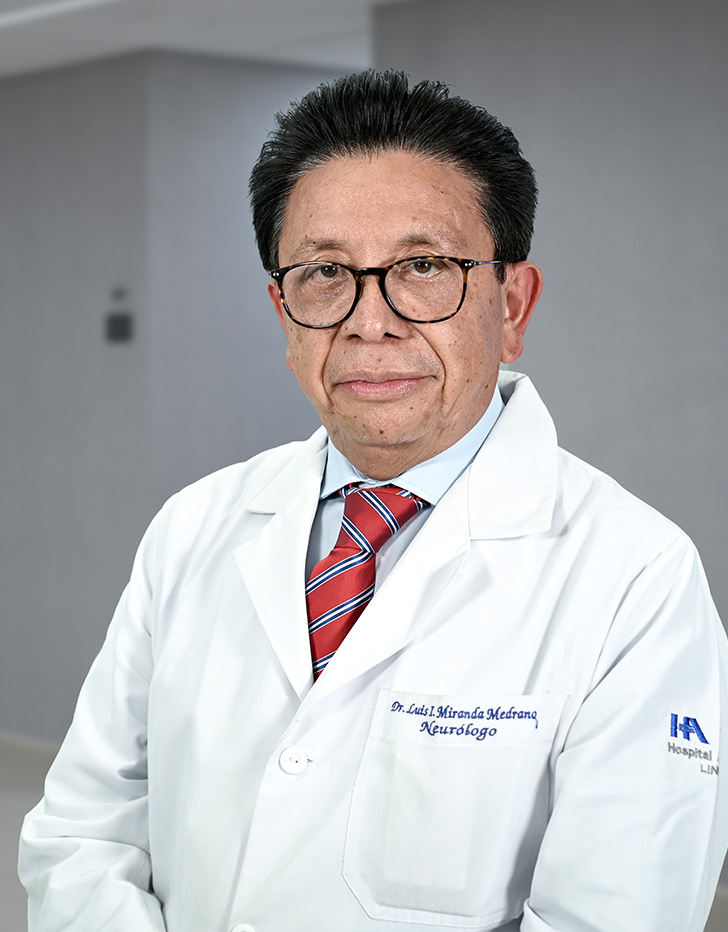 Es la foto de perfil de un neurólogo en Ciudad de México de Hospital Angeles Lindavista.Tiene el cabello negro. Usa bara blanca con un sueter café claro, una camisa azul claro y lentes.