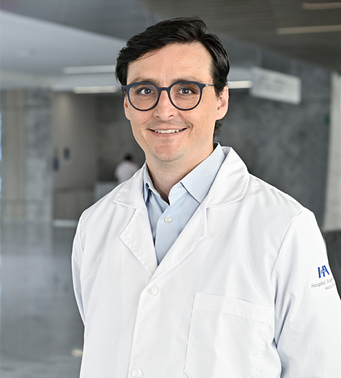 Es la foto de perfil de un pediatra en Querétaro de Hospital Angeles Centro Sur. Viste un saco negro con 