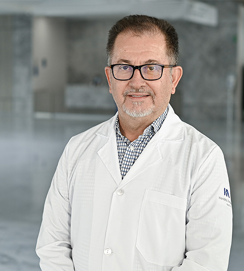 Es la foto de perfil de un hematólogo en Querétaro de Hospital Angeles Centro Sur. Usa una bata blanca, tiene barba canosa y usa lentes.