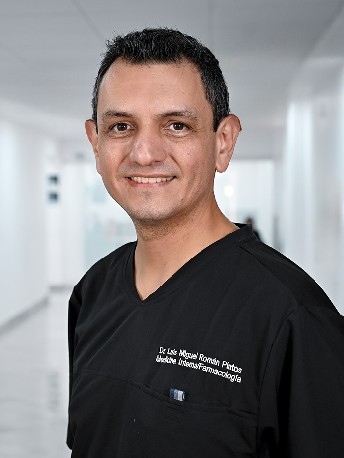 Es la foto de perfil de un internista en Guadalajara de Hospital Angeles Del Carmen. Utiliza una bata blanca y corbata azul marino.