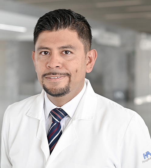 Es la foto de perfil de un cardiólogo en Querétaro de Hospital Angeles Centro Sur. Usa una bata blanca, con camisa blanca y corbata azul marino.