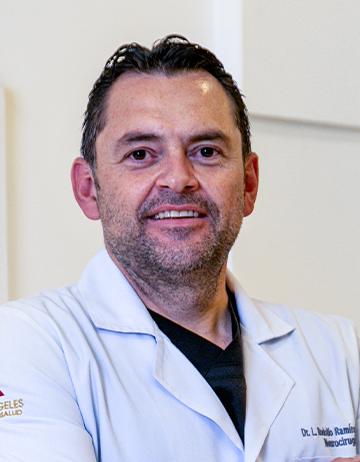 Es la foto de perfil de un cirujano neurológico en León de Hospital Angeles León. El doctor tiene una bata blanca con camisa negra debajo.