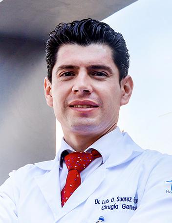 Es la foto de perfil de un cirujano general en Guadalajara de Hospital Angeles Del Carmen. Utiliza una bata blanca y una camisa blanca con corbata roja.