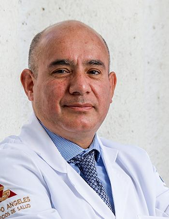 Es la foto de perfil de un cirujano oncológico en León de Hospital Angeles León. Utiliza una bata blanca con una camisa azul y corbata azul marino.