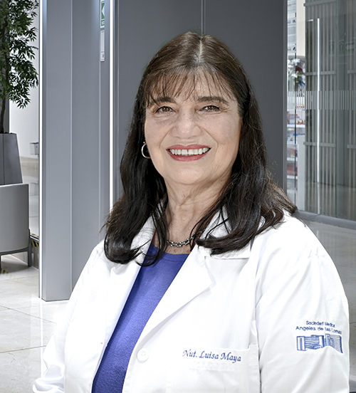Es la foto de perfil de una licenciada en nutriología en Huixquilucan de Hospital Angeles Lomas. Usa una bata blanca, una blusa y tiene el cabello a los hombros oscuro.