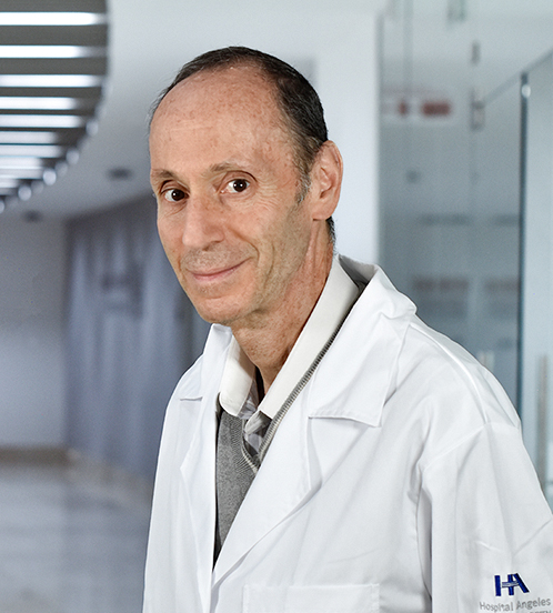 Es la foto de perfil de un pediatra en Huixquilucan de Hospital Angeles Lomas. Usa una bata blanca con una camisa y está sonriendo.