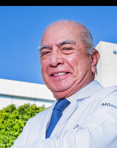 Es la foto de perfil de un ortopedista y traumatólogo en Huixquilucan de Hospital Angeles Lomas.Usa una bata blanca con una camisa blanca y una corbata azul. 