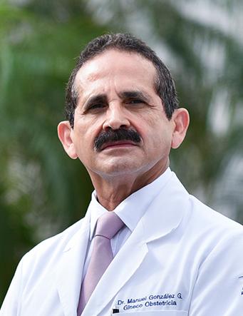 Es la foto de perfil de un ginecólogo en Villahermosa de Hospital Angeles. Usa una bata blanca con camisa blanca y una corbata rosa. Tiene el cabello y bigote negro.