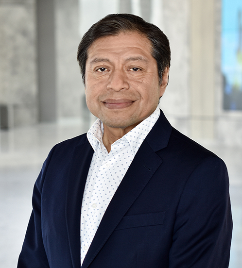 Es la foto de perfil de un internista en Querétaro de Hospital Angeles Centro Sur. Tiene un saco negro y una camisa blanca.