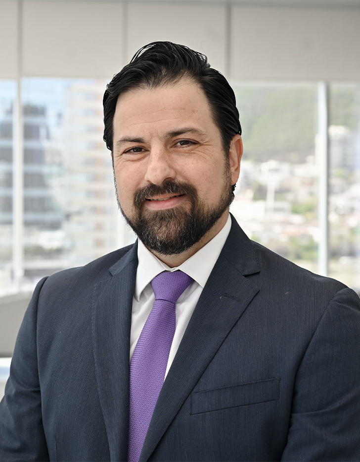 Es la foto de perfil de un pediatra y neonatólogo en San Pedro Garza de Hospital Angeles Valle Oriente. Usa un saco negro con una camisa blanca y una corbata morada. Tiene el cabello y barba negra.