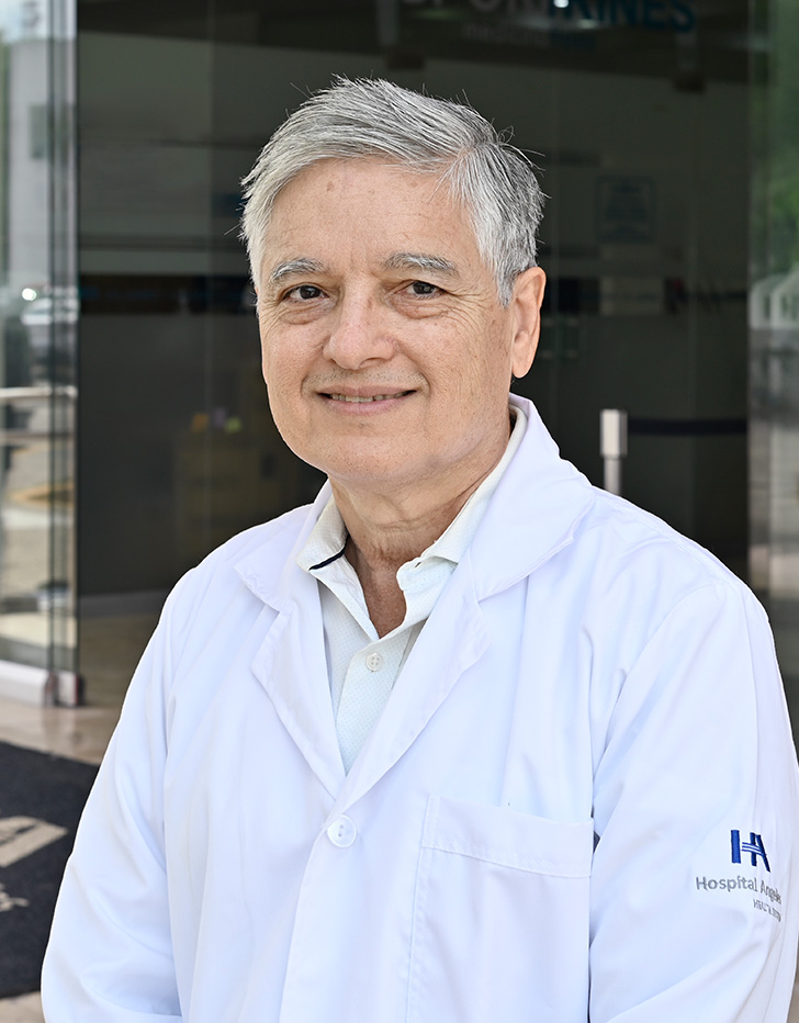 Es la foto de perfil de un ginecólogo en Villahermosa de Hospital Angeles.