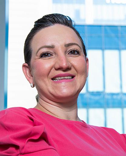 Es la foto de perfil de una gastroenteróloga, fisióloga digestiva y especialista en endoscopía en Ciudad de México de Hospital Angeles Universidad. Tiene el cabello café oscuro. Usa un uniforme médico rosa. Está sonriendo.