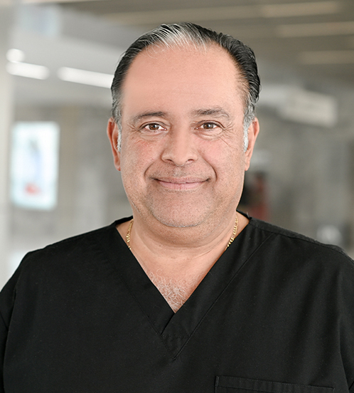 Es la foto de perfil de un ginecólogo y obstetra en Querétaro de Hospital Angeles Centro Sur. Tiene un uniforme negro con cuello v y está sonriendo