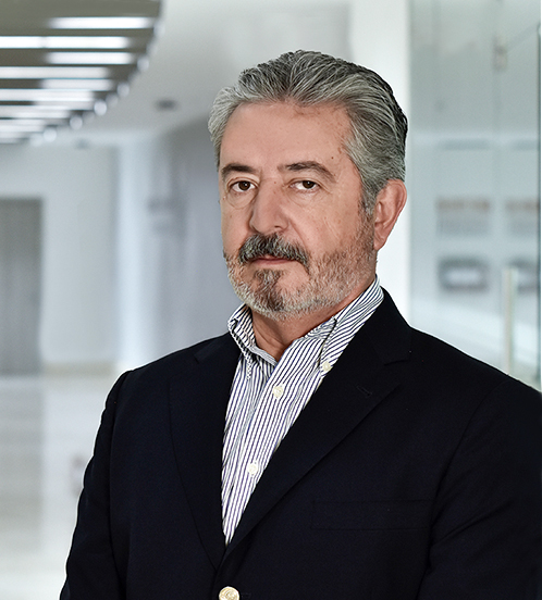 Es la foto de perfil de un cirujano plástico en Huixquilucan de Hospital Angeles Lomas. Usa un saco negro con una camisa. Tiene el cabello corto, barba y bigote.