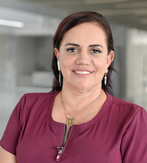 Es la foto de perfil de una anestesióloga en Querétaro de Hospital Angeles Centro Sur. La doctora tiene una playera de Color vino collar dorado y aretes largos.