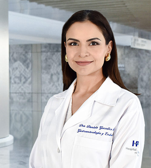 Es la foto de perfil de una gastroenteróloga en Querétaro de Hospital Angeles Centro Sur. Viste un saco largo blanco con una blusa naranja con negro y naranja claro.