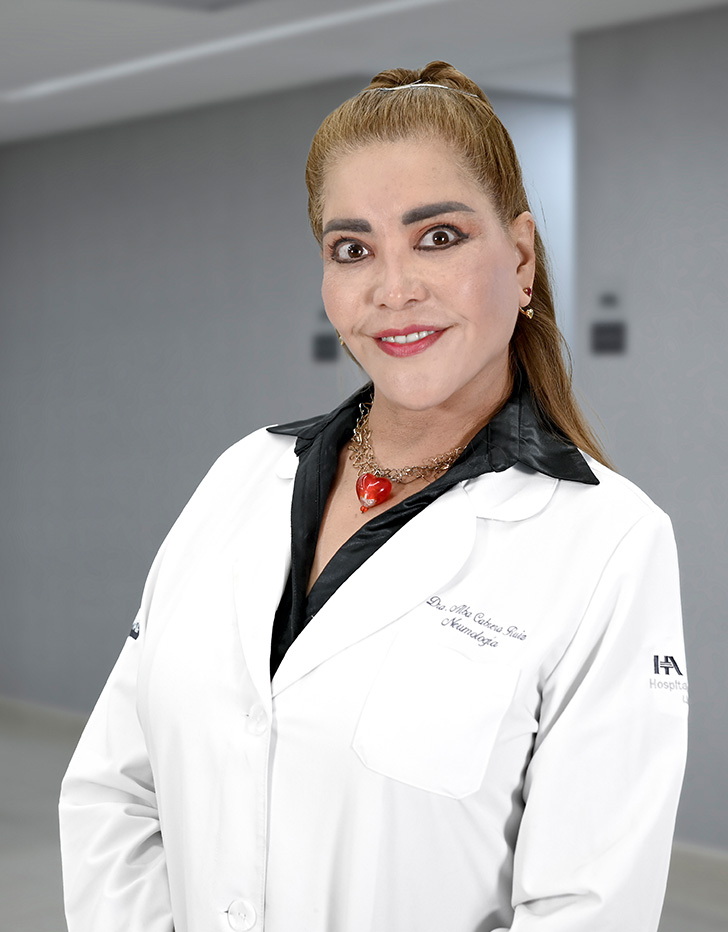 Es la foto de perfil de una neumóloga en Ciudad de México de Hospital Angeles Lindavista. Tiene el cabello largo y café. Usa una bata blanca y un labial rojo.