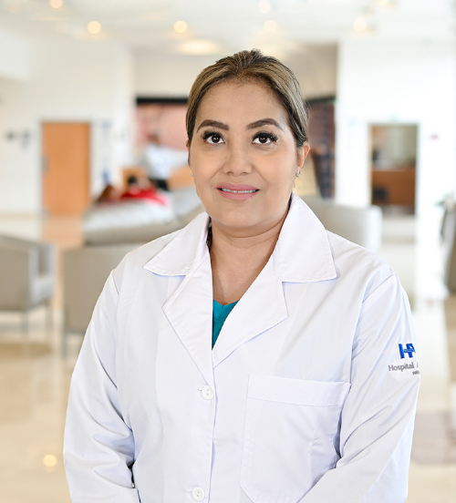 Es la foto de perfil de una oftalmóloga en Xalapa de Hospital Angeles. Usa una blusa blanca. Tiene el cabello corto y café. Está sonriendo ligeramente y tiene su mano apoyada en su mejilla.